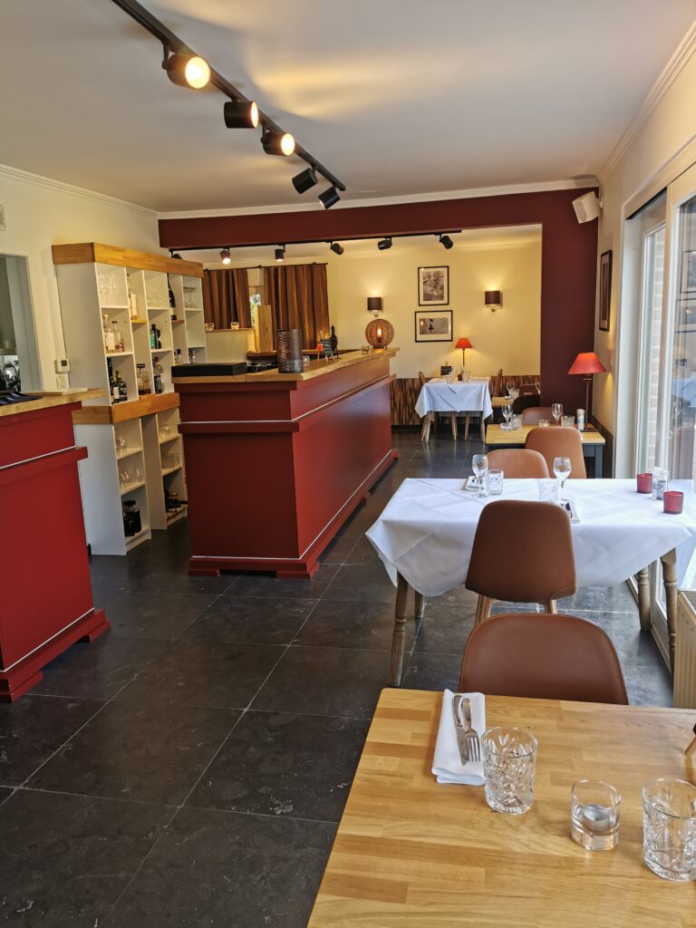 Intérieur-restaurant-rouge-grenat